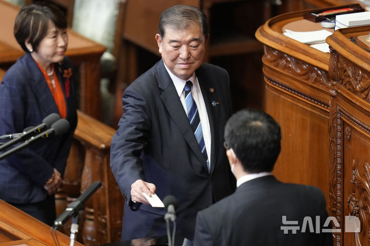 [도쿄=AP/뉴시스] 일본 집권당 자민당 이시바 시게루(가운데) 신임 총재가 1일 중의원 본회의에서 열린 총리 선출 투표에서 투표를 하고 있는 모습.