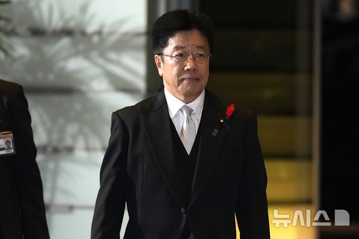 [도쿄=AP/뉴시스]가토 가쓰노부 일본 재무상이 지난해 10월 1일 도쿄 총리 관저로 들어서고 있다. 2025.05.20.