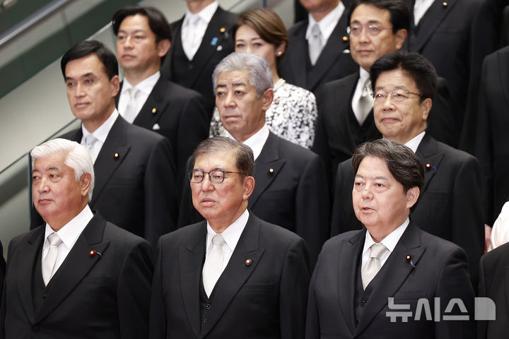 [도쿄=AP/뉴시스]이시바 시게루 일본 신임 총리의 지지율이 46%로 조사됐다. 내각 출범 초부터 좋지 못한 성적표를 받아 들었다. 사진은 이시바 총리가 지난 1일 내각 각료들과 함께 사진 촬영을 하고 있는 모습. 첫번째 줄 가운데가 이시바 총리. 2024.10.04.