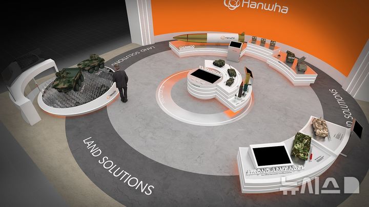 [계룡=뉴시스] 2일 충남 계룡시 계룡대에서 개막하는 '대한민국 국제방위산업 전시회(KADEX 2024)'의 한화에어로스페이스 등 한화그룹 방산3사 통합 홍보관에 K9 유무인복합체계 및 K9 차륜형자주포, 무인상륙형 다연장발사대 등이 전시되어 있다. (사진=한화 제공) 2024.10.01. photo@newsis.com