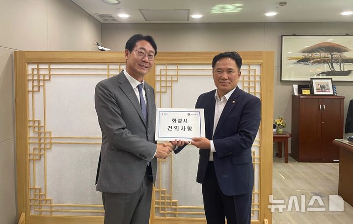 [화성=뉴시스] 정명근 화성시장이 지난달 30일 백원국 국토교통부 차관을 면담하고 화성시 건의사항을 전달하고 있다 .(사진=화성시 제공) 2024.10.01.photo@newsis.com