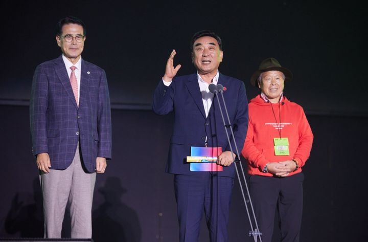 [울산=뉴시스] 제9회 울산울주세계산악영화제 개막식을 찾은 이순걸 울주군수, 김두겸 울산시장, 엄홍길 집행위원장 (사진 왼쪽부터 차례대로) *재판매 및 DB 금지