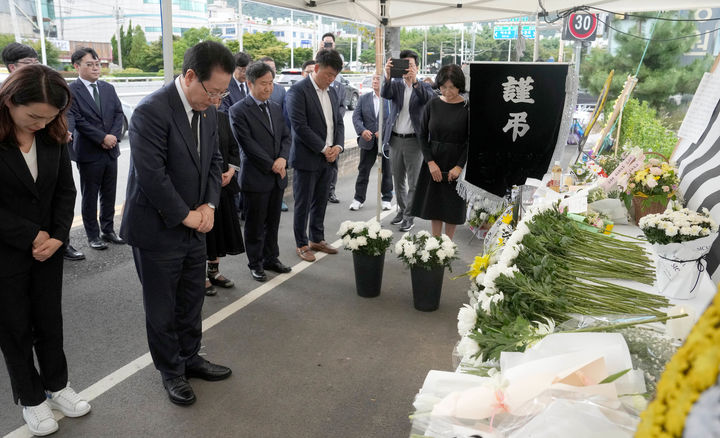  [순천=뉴시스] 송창헌 기자 =  김영록 전남지사가 1일 오후 순천 도심 길거리서 안타깝게 희생된 10대 학생의 추모 공간이 마련된 조례동 분향소를 찾아 고인의 넋을 기리고 있다. (사진=전남도 제공) 2024.10.01 photo@newsis.com *재판매 및 DB 금지