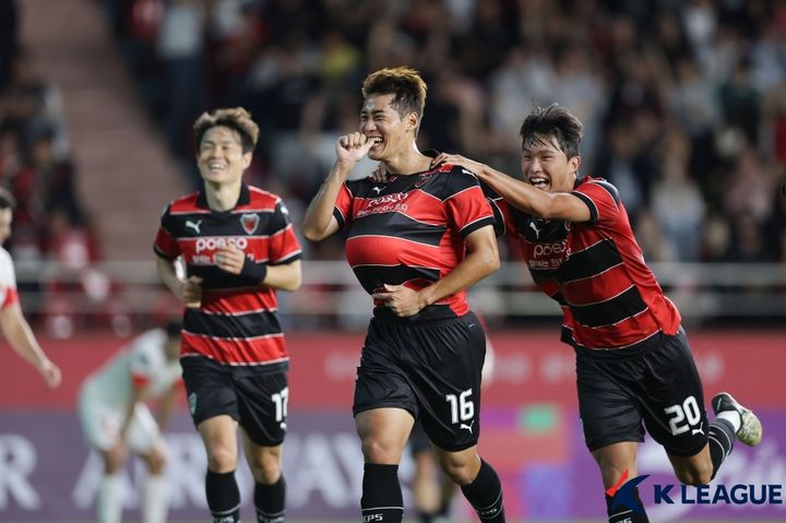 [서울=뉴시스] 프로축구 K리그1 포항 스틸러스의 한찬희(가운데). (사진=한국프로축구연맹 제공) *재판매 및 DB 금지