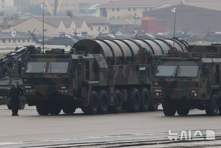 [성남=뉴시스] 김명년 기자 = 국군의 날인 1일 오전 경기 성남시 서울공항에서 열린 건군 제76주년 국군의 날 기념식에서 현무-5 지대지 탄도 미사일이 대기하고 있다. 2024.10.01. kmn@newsis.com