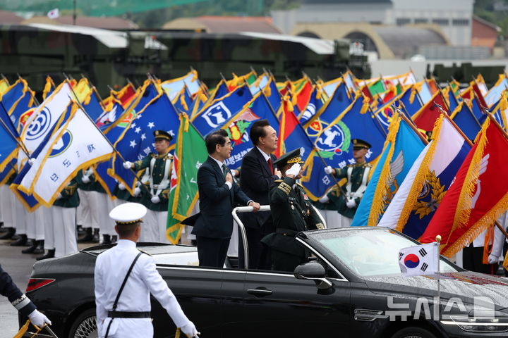 [성남=뉴시스] 조수정 기자 = 윤석열 대통령이 1일 성남 서울공항에서 열린 건군 제76주년 국군의날 기념식에서 열병차량에 탑승해 사열하고 있다. 2024.10.01. chocrystal@newsis.com