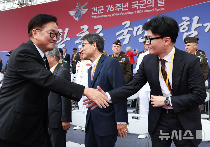 [성남=뉴시스] 조수정 기자 = 우원식 국회의장과 한동훈 국민의힘 대표. 2024.10.01. chocrystal@newsis.com