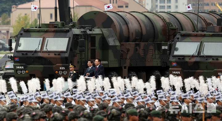 [성남=뉴시스] 조수정 기자 = 윤석열 대통령이 1일 성남 서울공항에서 열린 건군 제76주년 국군의날 기념식에서 열병차량에 탑승해 사열하며 지대지 미사일 현무-5 앞을 지나고 있다. 2024.10.01. chocrystal@newsis.com