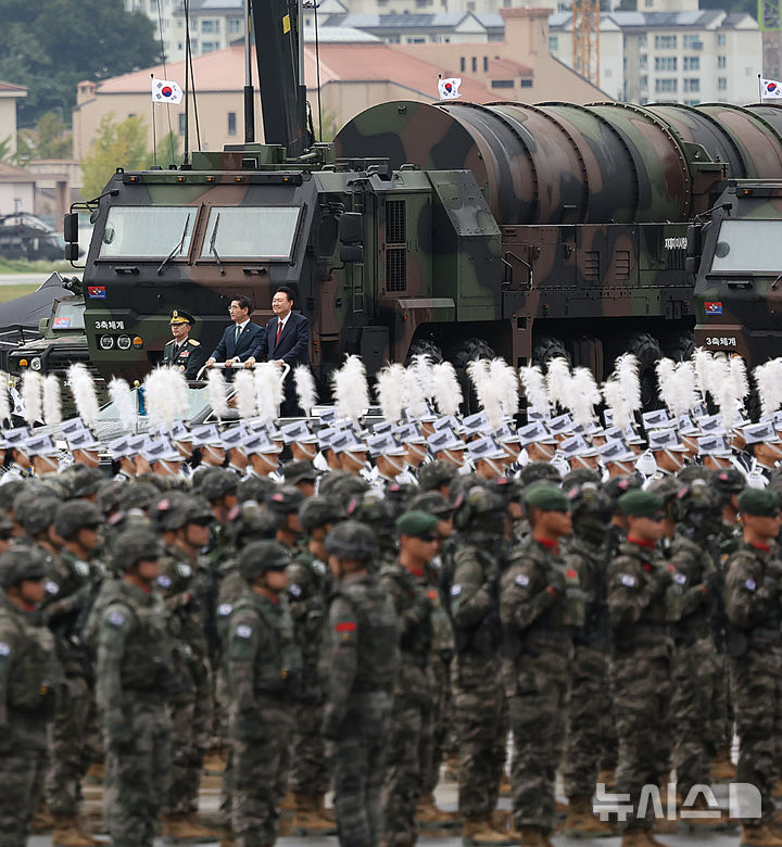 [성남=뉴시스] 조수정 기자 = 윤석열 대통령이 1일 성남 서울공항에서 열린 건군 제76주년 국군의날 기념식에서 열병차량에 탑승해 사열하며 지대지 미사일 현무-5 앞을 지나고 있다. 2024.10.01. chocrystal@newsis.com