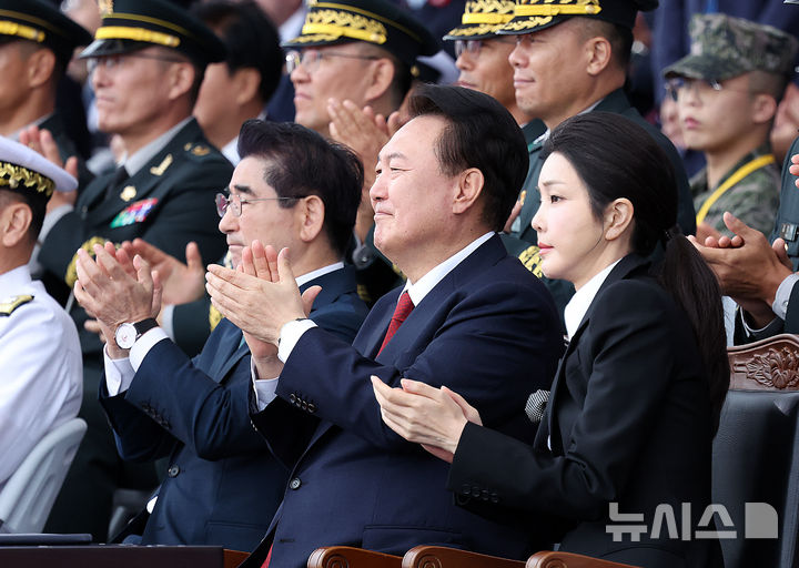 [성남=뉴시스] 조수정 기자 = 윤석열 대통령과 부인 김건희 여사가 1일 성남 서울공항에서 열린 건군 제76주년 국군의날 기념식에서 박수치고 있다. 2024.10.01. chocrystal@newsis.com