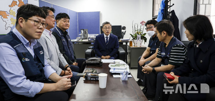 [서울=뉴시스] 정병혁 기자 = 10.16 재보궐선거 서울시교육감에 출마한 정근식 후보가 1일 서울 서대문구에 마련된 선거사무소에서 열린 공무원노조 간담회에서 발언하고 있다. 2024.10.01. jhope@newsis.com