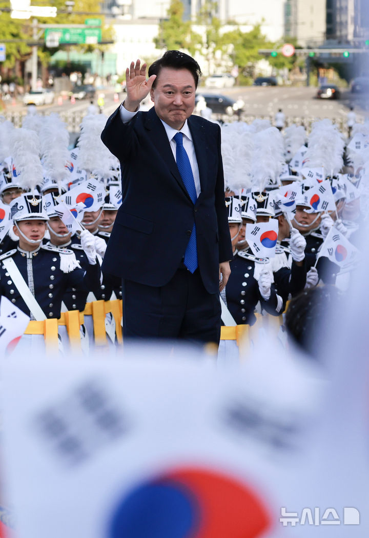 [서울=뉴시스] 최진석 기자 = 윤석열 대통령이 건군 76주년 국군의날 시가행진이 열린 1일 서울 광화문 월대 앞 무대에서 격려사에 앞서 시가행진에 참여한 군 장병들에게 인사하고 있다. (대통령실통신사진기자단) 2024.10.01. myjs@newsis.com