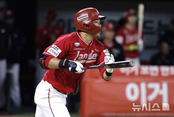 [수원=뉴시스] 정병혁 기자 = 1일 경기 수원시 수원KT위즈파크에서 열린 2024 KBO리그 SSG 랜더스와 kt wiz의 5위 결정전 경기, 9회초 2사 주자없는 상황 SSG 한유섬이 안타를 치고 있다. 2024.10.01. jhope@newsis.com