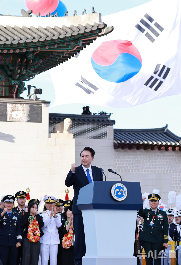 [서울=뉴시스] 최진석 기자 = 윤석열 대통령이 건군 76주년 국군의날 시가행진이 열린 1일 서울 광화문 월대 앞 무대에서 격려사 후 국군 장병들과 함께 파이팅을 외치고 있다. (대통령실통신사진기자단) 2024.10.01. myjs@newsis.com