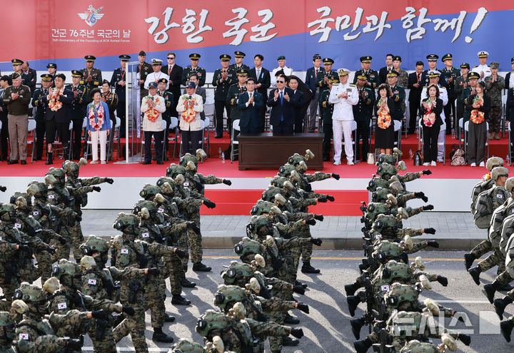 [서울=뉴시스] 최진석 기자 = 윤석열 대통령이 건군 76주년 국군의날 시가행진이 열린 1일 서울 광화문 광장 관람 무대에서 시가행진하는 특전대대를 바라보고 있다. (대통령실통신사진기자단) 2024.10.01. myjs@newsis.com