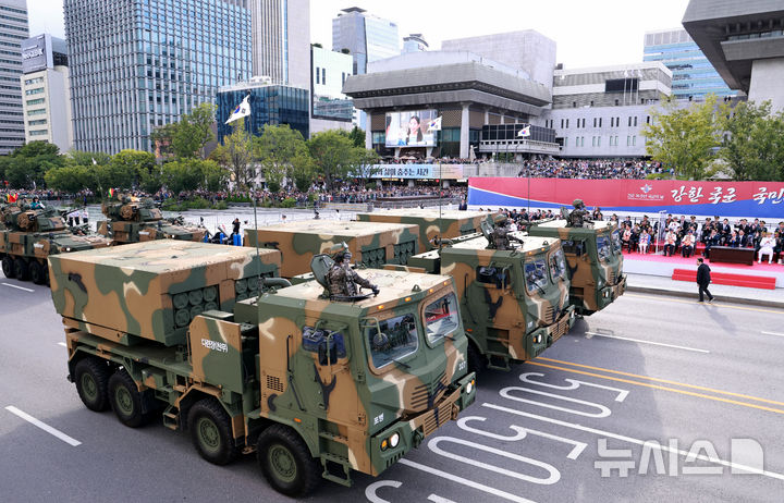 [서울=뉴시스] 지난 1일 서울 광화문 일대에서 열린 건군 76주년 국군의날 군사 퍼레이드에서 다연장 로켓 '천무'가 행진하고 있다. 2024.10.24.