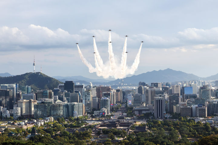 [서울=뉴시스] 최진석 기자 = 1일 서울 광화문 일대에서 열린 건군 76주년 국군의날 시가행진에서 공군 특수비행팀 블랙이글스가 고난도 기동비행을 하고 있다. (사진=대통령실 제공) 2024.10.01. photo@newsis.com *재판매 및 DB 금지