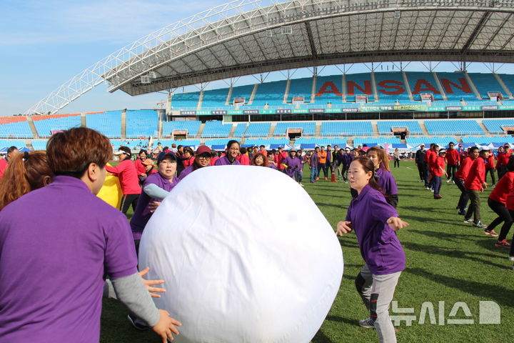 [안산=뉴시스] 2023년 안산시민의날 기념 체육대회에서 참가자들이 공굴리기 경기를 하고 있다.(사진=안산시 제공)2024.10.02.photo@newsis.com