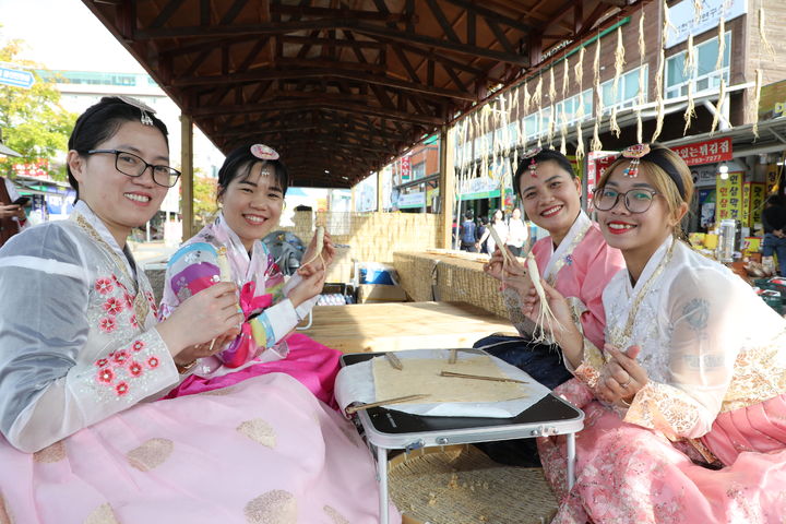 [금산=뉴시스] 외국인들이 충남 금산세계인삼축제를 즐기고 있다. (사진= 금산군 제공) *재판매 및 DB 금지