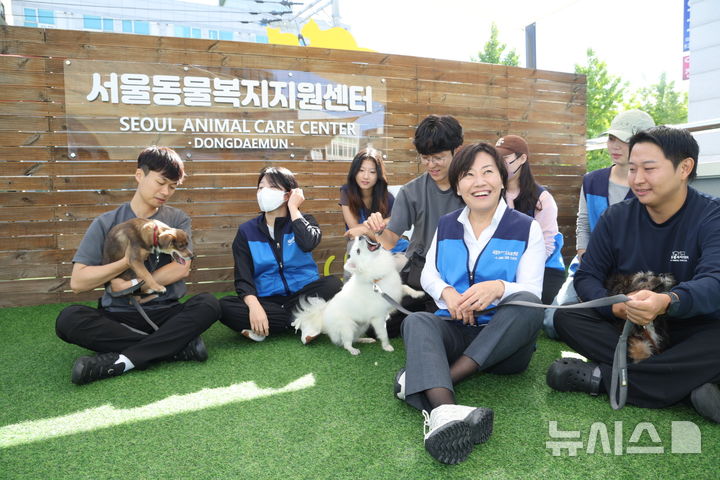 [세종=뉴시스]송미령 농림축산식품부 장관은 2일 오전 서울시 동대문구 동물복지지원센터를 방문해 동물복지지원센터에서 입양을 기다리고 있는 강아지들의 사회화 훈련 봉사에 참여하고 현장에서 활동하는 직원과 봉사활동가들을 격려했다.(사진=농식품부 제공)