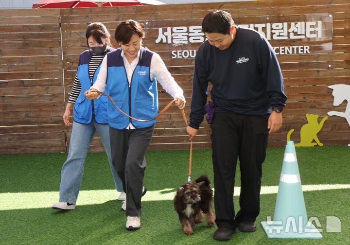 [세종=뉴시스]송미령 농림축산식품부 장관은 2일 오전 서울시 동대문구 동물복지지원센터를 방문해 동물복지지원센터에서 입양을 기다리고 있는 강아지들의 사회화 훈련 봉사에 참여하고 현장에서 활동하는 직원과 봉사활동가들을 격려했다.(사진=농식품부 제공)