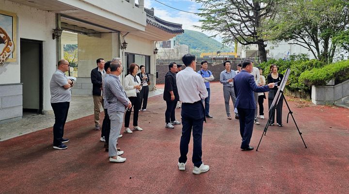 [창녕=뉴시스] 안지율 기자 = 부곡하와이 일원에서 글로벌 투자자들을 대상으로 현장 투어를 하고 있다. (사진=창녕군 제공) 2024.10.02. photo@newsis.com *재판매 및 DB 금지