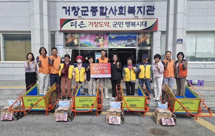 [거창=뉴시스] 거창군청 거창군 사랑의 리어카 전달 *재판매 및 DB 금지  *재판매 및 DB 금지