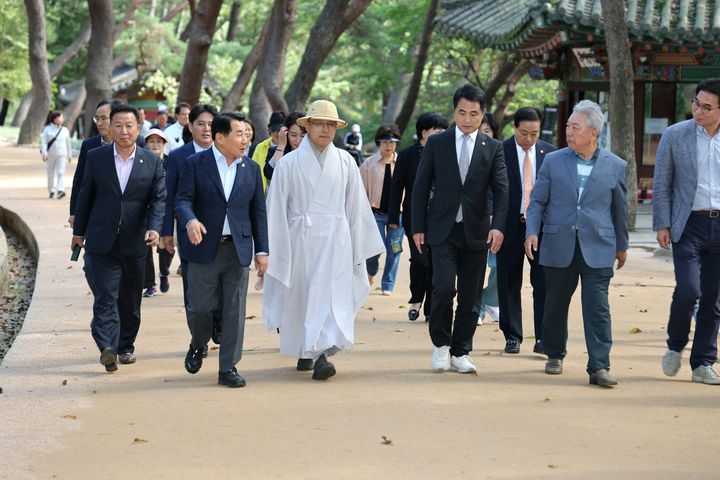 [양산=뉴시스] 안지율 기자 = 나동연 시장 등이 무풍한송로를 걷고 있다. (사진=양산시 제공) 2024.10.02. photo@newsis.com *재판매 및 DB 금지