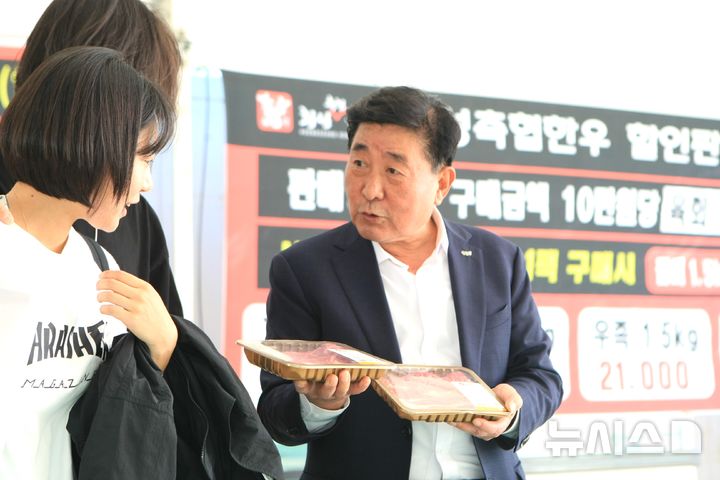 [횡성=뉴시스] 이덕화 기자 = 2일 '제20회 횡성한우축제'가 강원 횡성군 섬강 둔치에서 개막한 가운데 김명기 군수가 구이터를 찾은 관광객들에게 횡성한우에 대해 설명하고 있다. 2024.10.02. wonder8768@newsis.com