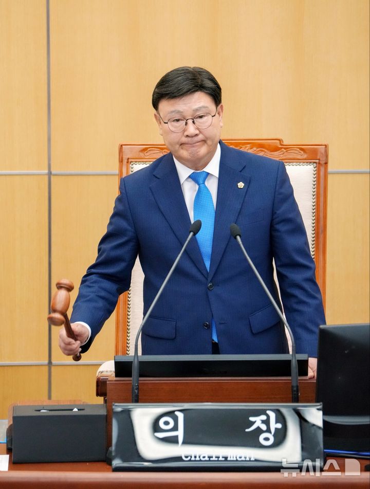 [전주=뉴시스] 김민수 기자= 제12대 전북특별자치도의회 문승우 의장이 의사봉을 두드리고 있다. *재판매 및 DB 금지