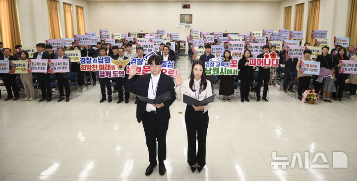 2일 남원시청에서 열린 '제2중앙경찰학교 유치를 위한 결의대회', 참석자들이 유치염원 피켓을 들고 있는 가운데 결의문이 낭독되고 있다. *재판매 및 DB 금지