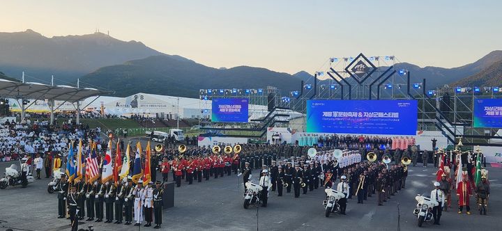 [계룡=뉴시스]곽상훈 기자=제14회 군문화축제 및 제20회 지상군페스티벌이 2일 충남 계룡대 활주로에서 화려하게 개막했다. 2024. 10. 02 kshoon0663@newsis.com *재판매 및 DB 금지