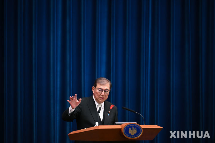 [도쿄=신화/뉴시스]이시바 시게루(石破茂) 일본 총리는 도널드 트럼프 미국 대통령 당선인과 회담을 조율하고 있다고 밝혔다. 사진은 이시바 총리가 지난해 10월 1일 수도 도쿄 총리관저에서 기자회견을 하는 모습. 2025.01.19.