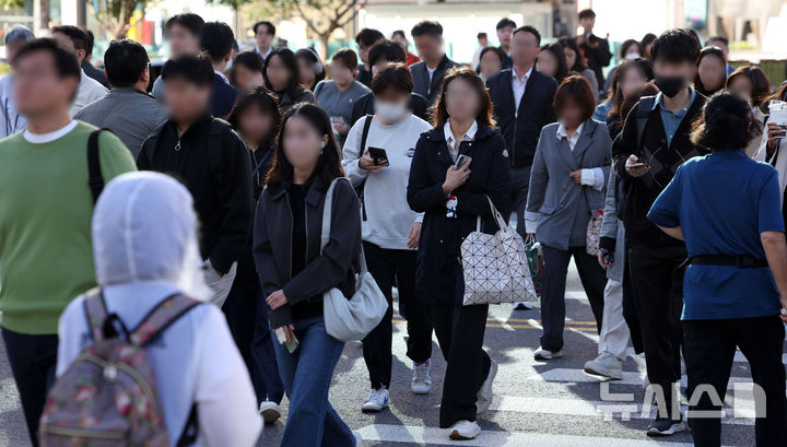 [서울=뉴시스] 홍효식 기자 = 서울 아침 최저기온이 10도 가량 뚝 떨어지며 쌀쌀한 날씨를 보인 2일 오전 서울 종로구 광화문 네거리에서 시민들이 외투를 입고 출근길 발걸음을 재촉하고 있다. 2024.10.02. yesphoto@newsis.com