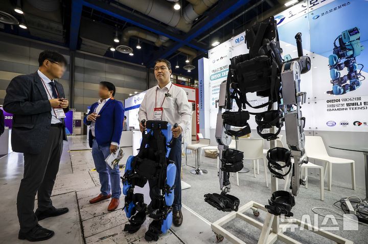 [서울=뉴시스] 2024년 10월 2일 서울 강남구 코엑스에서 열린 국제 병원 의료산업 박람회에 지면보행 웨어러블 재활로봇이 전시된 모습. (사진=뉴시스 DB) 2024.10.02. photo@newsis.com