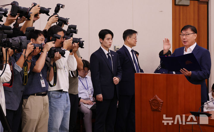 [서울=뉴시스] 조성우 기자 = 이화영 전 경기도 평화부지사가 2일 오전 서울 여의도 국회에서 열린 법제사법위원회의 박상용 검사 탄핵소추사건 조사 청문회에서 증인선서를 하고 있다. 박상용 수원지방검찰청 부부장검사는 이날 청문회 불출석했다. 2024.10.02. xconfind@newsis.com