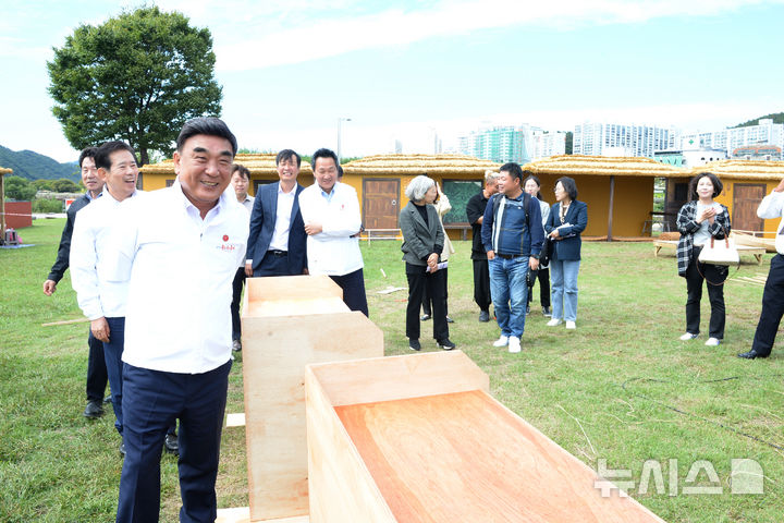 [울산=뉴시스] 배병수 기자 = 김두겸 울산시장이 2일 오전 울산 남구 태화강국가정원 남구둔치에서 열리는 2024 울산공업축제 준비상황을 둘러보고 있다. 2024.10.02.bbs@newsis.com.