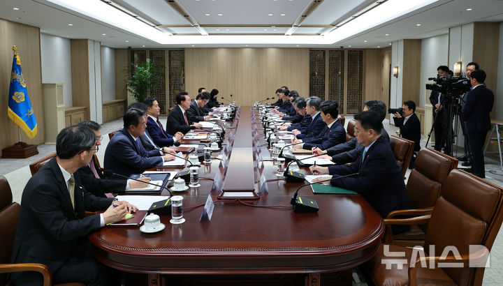 [서울=뉴시스] 최진석 기자 = 윤석열 대통령이 2일 서울 용산 대통령실 청사에서 열린 중동 사태에 따른 긴급 경제·안보 점검회의에서 발언하고 있다. 2024.10.02. myjs@newsis.com