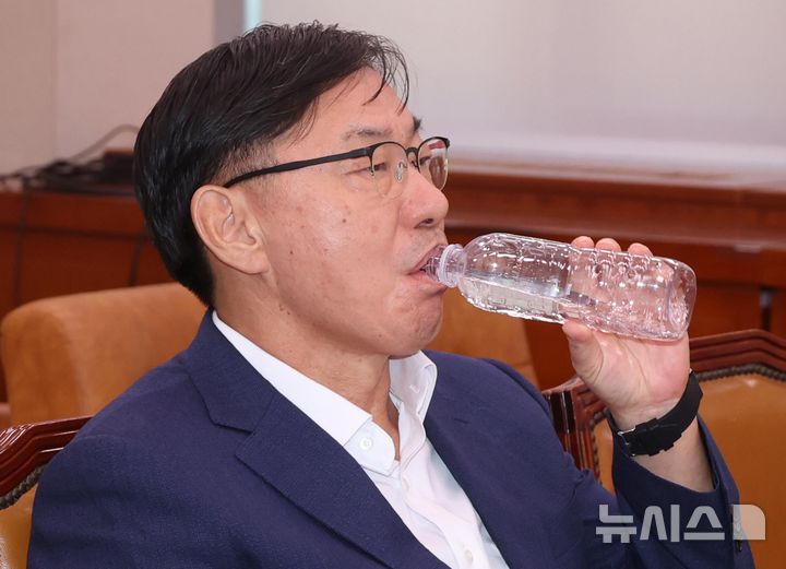 [서울=뉴시스] 조성봉 기자 = 이화영 전 경기도 평화부지사가 2일 오후 서울 여의도 국회 법제사법위원회에서 열린 박상용 검사 탄핵소추사건 조사 청문회에서 물을 마시고 있다. 2024.10.02. suncho21@newsis.com