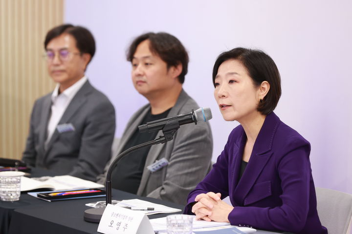 [서울=뉴시스] 김근수 기자 = 오영주 중소벤처기업부 장관이 지난 2일 경기 안산 경기테크노파크 디지털 전환허브(DX-HUB)에서 열린 '스마트제조혁신 생태계 고도화 방안 현장간담회'에서 인사말을 하고 있다. (사진= 중소벤처기업부 제공) 2024.10.14. photo@newsis.com *재판매 및 DB 금지