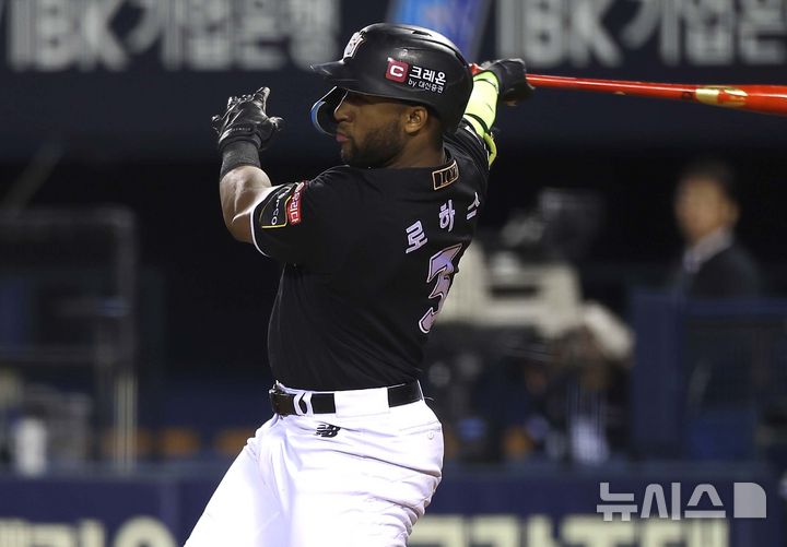 [서울=뉴시스] 정병혁 기자 = 2일 서울 송파구 잠실야구장에서 열린 2024 KBO 포스트시즌 와일드카드 결정 1차전 kt 위즈와 두산 베어스의 경기, 1회초 무사 1루 상황 kt 로하스가 안타를 치고 있다. 2024.10.02. jhope@newsis.com