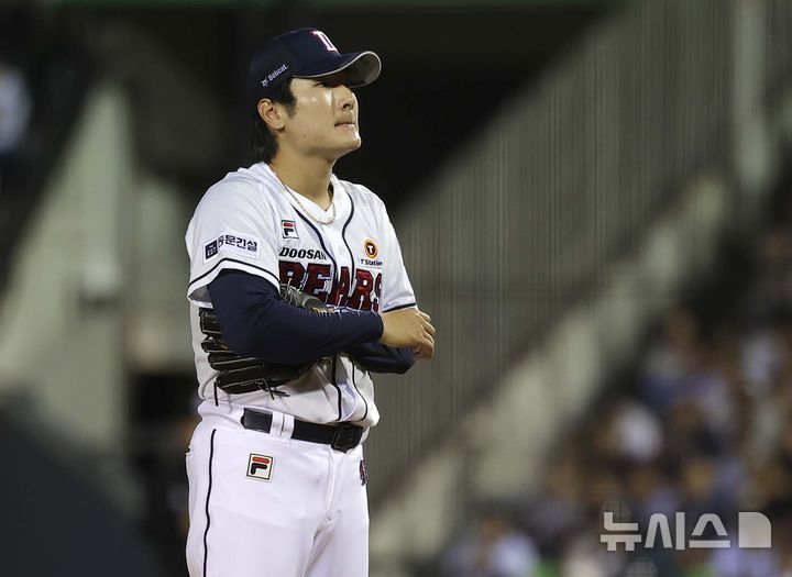 [서울=뉴시스] 정병혁 기자 = 2일 서울 송파구 잠실야구장에서 열린 2024 KBO 포스트시즌 와일드카드 결정 1차전 kt 위즈와 두산 베어스의 경기, 2회초 무사 주자없는 상황 kt 심우준에 볼넷을 내준 두산 선발 곽빈이 교체되고 있다. 2024.10.02. jhope@newsis.com