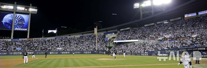 [서울=뉴시스] 정병혁 기자 = 2일 서울 송파구 잠실야구장에서 열린 2024 KBO 포스트시즌 와일드카드 결정 1차전 kt 위즈와 두산 베어스의 경기를 찾은 관중들이 응원을 하고 있다.KBO 사무국은 이날 열린 kt 위즈와 두산 베어스의 와일드카드 결정 1차전 시작을 3시간 45분 앞둔 오후 2시 45분에 잠실구장 2만3750석의 입장권이 모두 팔렸다고 밝혔다. 2024.10.02. jhope@newsis.com