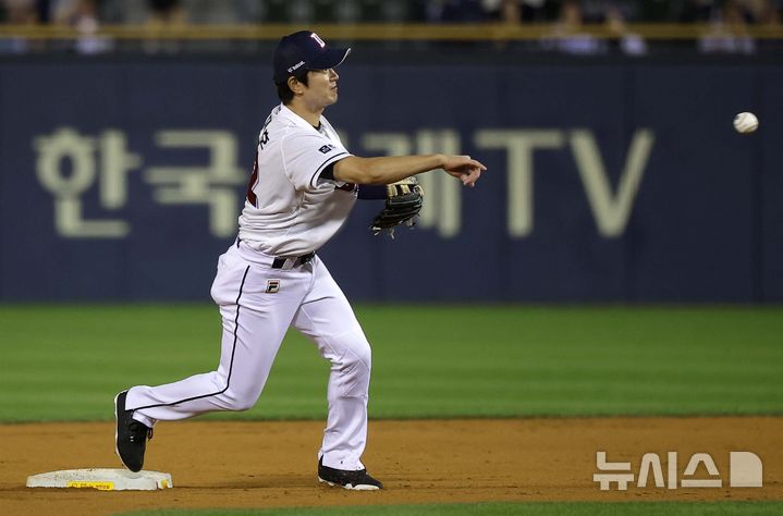 [서울=뉴시스] 정병혁 기자 = 2일 서울 송파구 잠실야구장에서 열린 2024 KBO 포스트시즌 와일드카드 결정 1차전 kt 위즈와 두산 베어스의 경기, 3회초 1사 1루 상황 kt 오재일 병살타 때 타구를 잡은 두산 유격수 김재호가 1루로 송구하고 있다. 2024.10.02. jhope@newsis.com