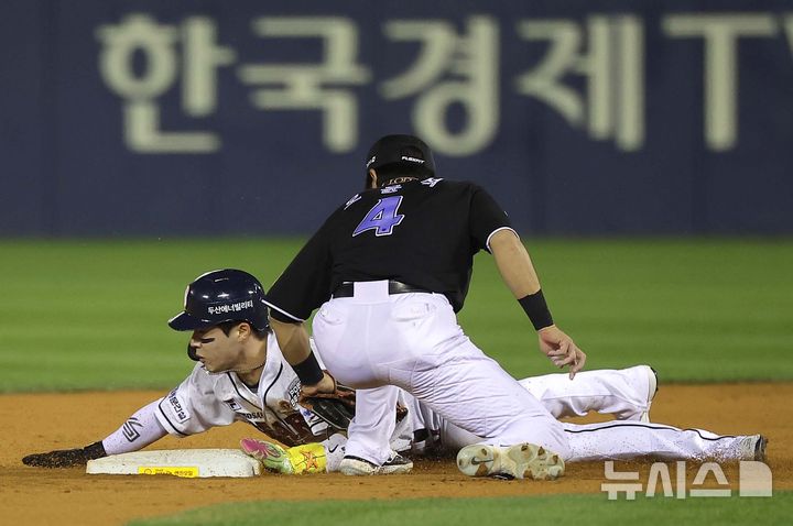 [서울=뉴시스] 정병혁 기자 = 2일 서울 송파구 잠실야구장에서 열린 2024 KBO 포스트시즌 와일드카드 결정 1차전 kt 위즈와 두산 베어스의 경기, 3회말 1사 1루 상황 두산 김재호 타석 때 1루 주자 조수행이 2루로 도루에 성공하고 있다. 2024.10.02. jhope@newsis.com