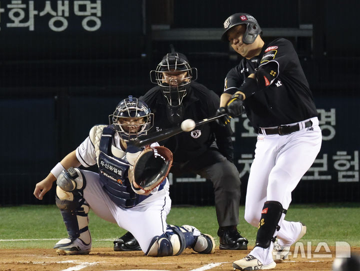 [서울=뉴시스] 황준선 기자 = 2일 서울 송파구 잠실야구장에서 열린 2024 KBO 포스트시즌 와일드카드 결정 1차전 kt 위즈와 두산 베어스의 경기, 1회초 무사 1, 2루 상황 kt 장성우가 1타점 적시타를 치고 있다. 2023.10.02. hwang@newsis.com