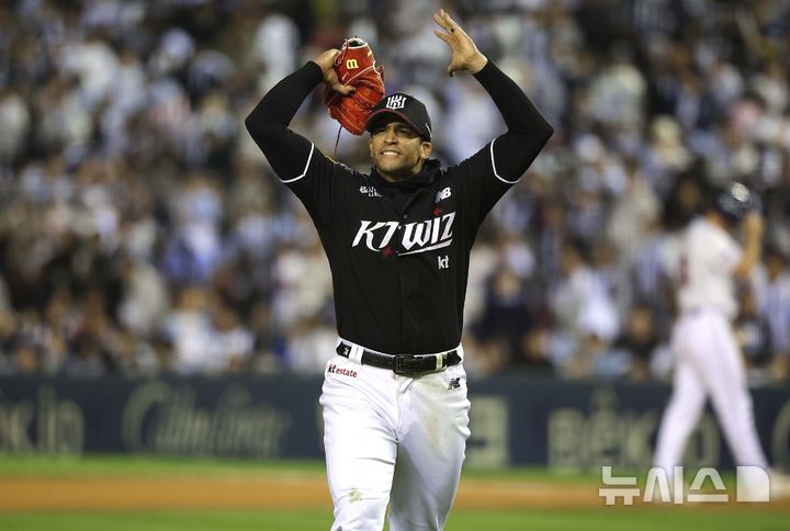 [서울=뉴시스] 정병혁 기자 = 2일 서울 송파구 잠실야구장에서 열린 2024 KBO 포스트시즌 와일드카드 결정 1차전 kt 위즈와 두산 베어스의 경기, 6회말 2사 1, 3루 상황 두산 양석환을 삼진으로 잡아낸 kt 선발 쿠에바스가 포효하고 있다. 2024.10.02. jhope@newsis.com