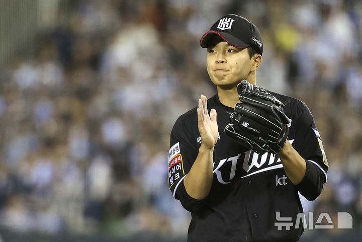 [서울=뉴시스] 정병혁 기자 = 2일 서울 송파구 잠실야구장에서 열린 2024 KBO 포스트시즌 와일드카드 결정 1차전 kt 위즈와 두산 베어스의 경기, 7회말 이닝을 마친 kt 투수 손동현이 덕아웃을 향하고 있다.  2024.10.02. jhope@newsis.com