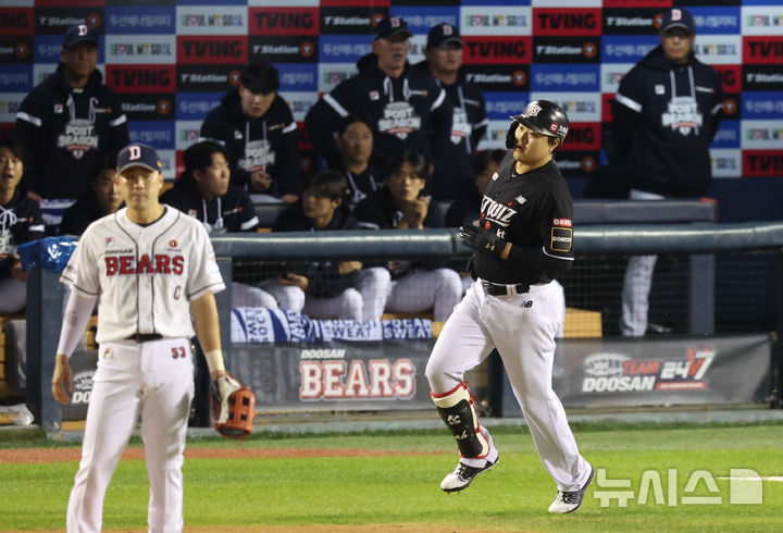 [서울=뉴시스] 황준선 기자 = 2일 서울 송파구 잠실야구장에서 열린 2024 KBO 포스트시즌 와일드카드 결정 1차전 kt 위즈와 두산 베어스의 경기, 1회초 무사 1, 3루 상황 kt 오재일이 1타점 적시타를 친 뒤 출루하고 있다. 2023.10.02. hwang@newsis.com