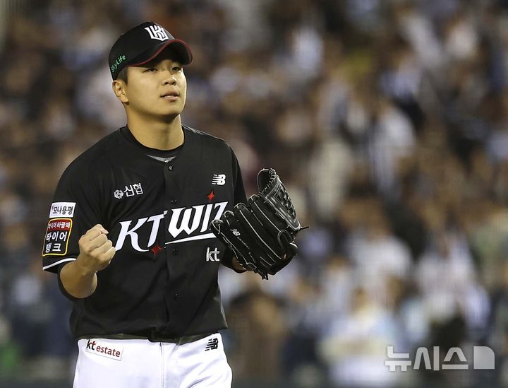 [서울=뉴시스] 정병혁 기자 = 2일 서울 송파구 잠실야구장에서 열린 2024 KBO 포스트시즌 와일드카드 결정 1차전 kt 위즈와 두산 베어스의 경기, 8회말 이닝을 마친 kt 투수 손동현이 주먹을 들어보이고 있다. 2024.10.02. jhope@newsis.com